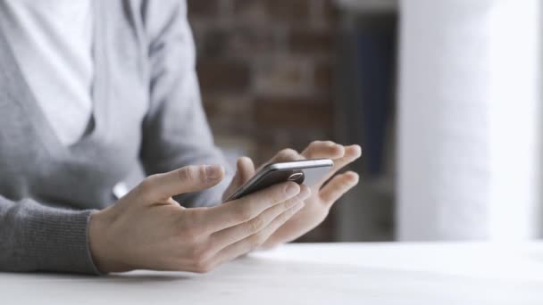 Mulher Usando Aplicativos Conversando Com Seu Smartphone Casa Mãos Perto — Vídeo de Stock