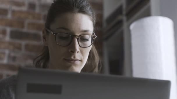 Mulher Conectando Com Seu Laptop Casa Ela Está Focada Seu — Vídeo de Stock