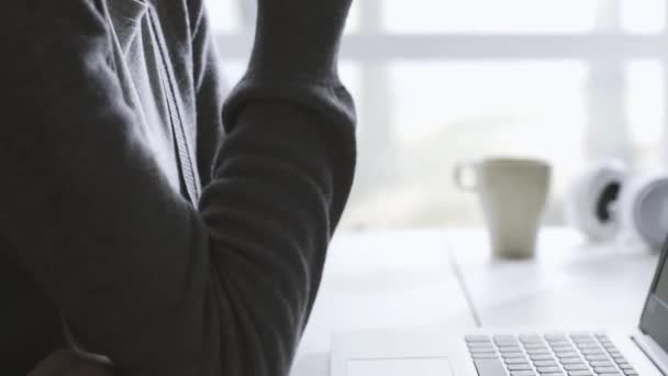 Onu Laptop Ile Evde Bağlanma Kadın Üzerinde Yaptığı Çalışmalar Odaklanmıştır — Stok video