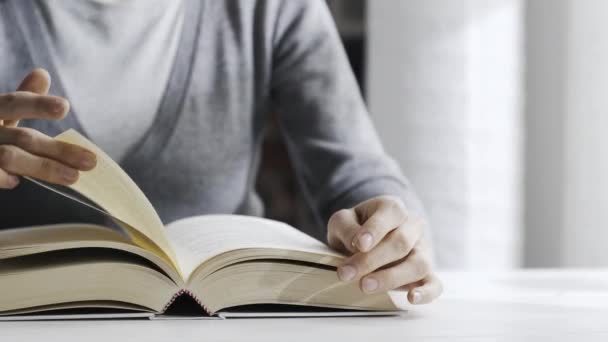 Mujer Sentada Escritorio Leyendo Libro Casa Las Manos Cierran — Vídeos de Stock