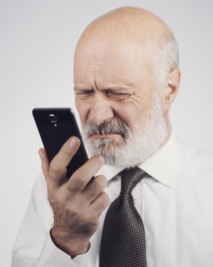 Komuta sizde smartphone üzerinde Apps kullanarak o zorluklar ve görme sorunları yaşıyor