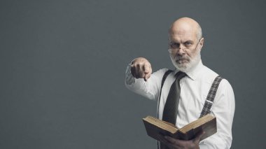Bir kitap kameraya dönük ve aralarında en üst düzey akademik Profesör: Sınavlar ve geleneksel eğitim kavramı