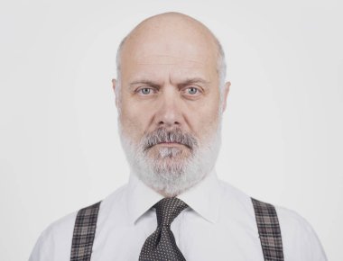 Ayakta ve poz, ciddi olgun iş adamı kendinden emin tavrı ile kameraya bakıyor