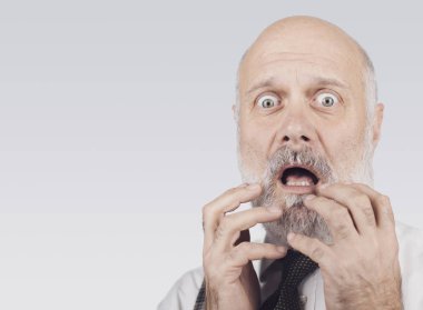 Dehşete komuta sizde soluyarak bakıp kameraya, şok ve umutsuz oldu