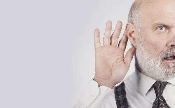 Hombre Negocios Mayor Manteniendo Una Mano Lado Oído Escuchando Algo — Foto de Stock