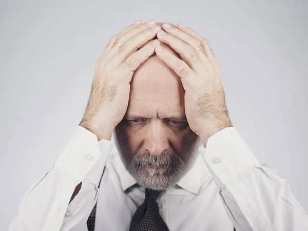 Desperat Mogen Man Med Huvudet Händerna Han Känner Deprimerad Utmattad — Stockfoto
