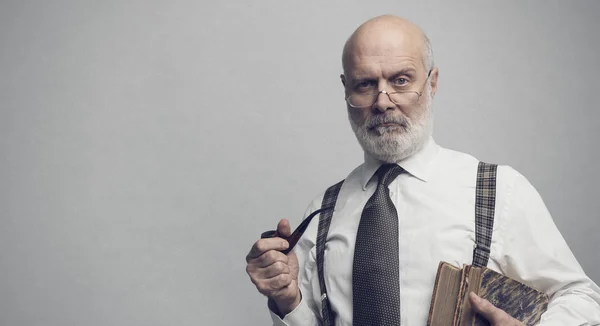 Profesor Académico Serio Confiado Posando Con Libros Antiguos Concepto Tradicional — Foto de Stock