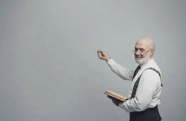 Zuversichtlicher Professor Der Lehrt Und Auf Die Tafel Zeigt Akademisches — Stockfoto