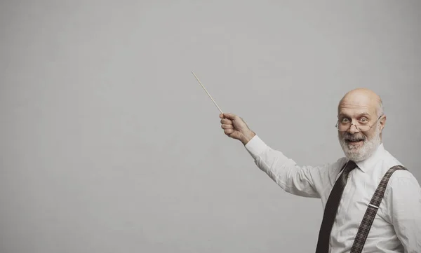 Fröhlich Lustige Akademische Professor Lächelt Und Zeigt Mit Einem Stock — Stockfoto