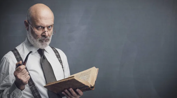 Profesor Senior Confianza Fumando Una Pipa Leyendo Viejo Libro Conocimiento —  Fotos de Stock