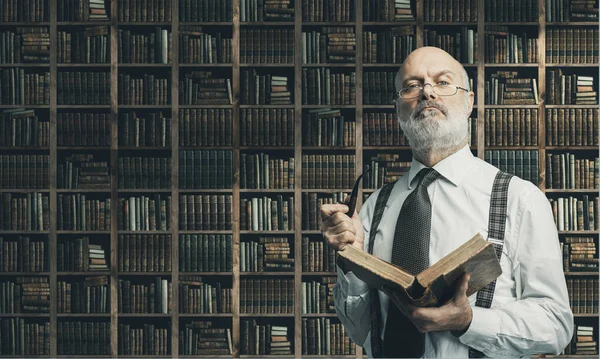 Senior Academic Professor Liest Ein Altes Buch Der Bibliothek Wissen — Stockfoto