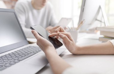 Kadın onun smartphone ve bağlanma, ellerini kullanarak yakın çekim
