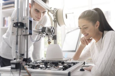Mühendisliği öğrencileri, üniversite laboratuvarında bir yenilikçi 3d printerlere harcama maddeler kullanarak onlar bir prototip birlikte, yaratıcılık ve eğitim kavramı yazdırıyorsanız