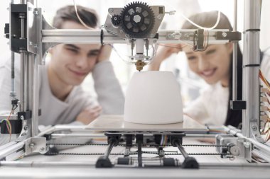 Mühendisliği öğrencileri, üniversite laboratuvarında bir yenilikçi 3d printerlere harcama maddeler kullanarak onlar bir prototip birlikte, yaratıcılık ve eğitim kavramı yazdırıyorsanız