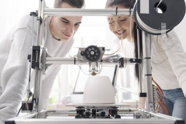 Mühendisliği öğrencileri, üniversite laboratuvarında bir yenilikçi 3d printerlere harcama maddeler kullanarak onlar bir prototip birlikte, yaratıcılık ve eğitim kavramı yazdırıyorsanız