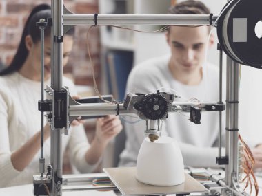 Mühendisliği öğrencileri, prototip modeller 3d yazıcı kullanarak yazdırma kız bir akıllı telefon ile fotoğraf çekmek ve online paylaşım