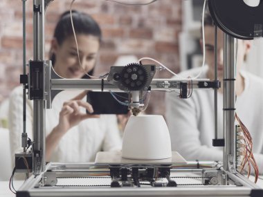 Mühendisliği öğrencileri, prototip modeller 3d yazıcı kullanarak yazdırma kız bir akıllı telefon ile fotoğraf çekmek ve online paylaşım