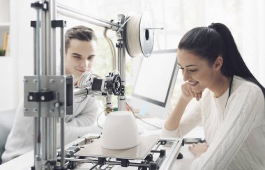 Mühendisliği öğrencileri, üniversite laboratuvarında bir yenilikçi 3d printerlere harcama maddeler kullanarak onlar bir prototip birlikte, yaratıcılık ve eğitim kavramı yazdırıyorsanız