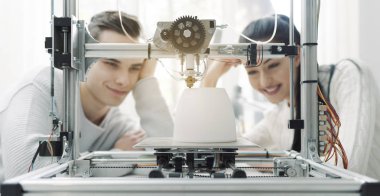 Mühendisliği öğrencileri, üniversite laboratuvarında bir yenilikçi 3d printerlere harcama maddeler kullanarak onlar bir prototip birlikte, yaratıcılık ve eğitim kavramı yazdırıyorsanız