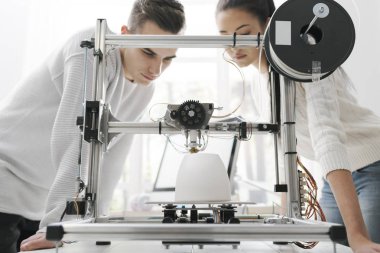 Mühendisliği öğrencileri, üniversite laboratuvarında bir yenilikçi 3d printerlere harcama maddeler kullanarak onlar bir prototip birlikte, yaratıcılık ve eğitim kavramı yazdırıyorsanız