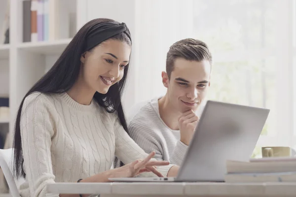 Estudiantes Universitarios Felices Biblioteca Que Están Estudiando Juntos Aprendizaje Concepto — Foto de Stock