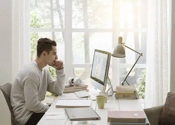 Smart College Student Mit Computer Hause Studiert Und Verbindet Sich — Stockfoto