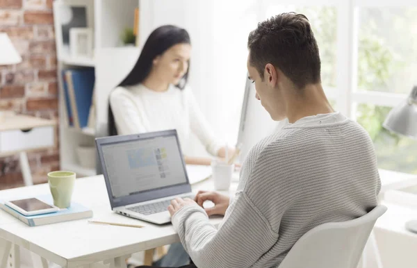 Studenti Universitari Seduti Alla Scrivania Della Biblioteca Studiano Connettono Online — Foto Stock