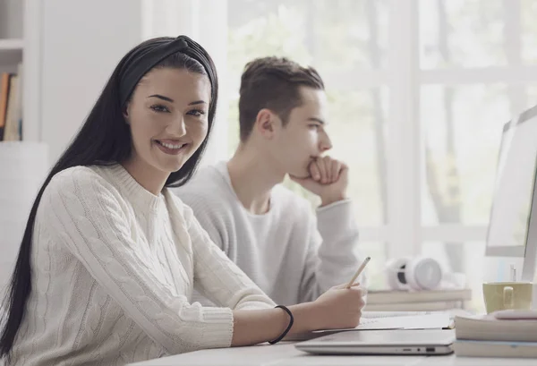 Sorrindo Estudante Sexo Feminino Sua Amiga Estudando Juntos Ela Está — Fotografia de Stock