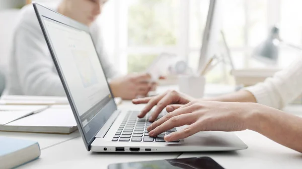 Femme Utilisant Ordinateur Portable Connectant Autre Étudiant Est Assis Bureau — Photo