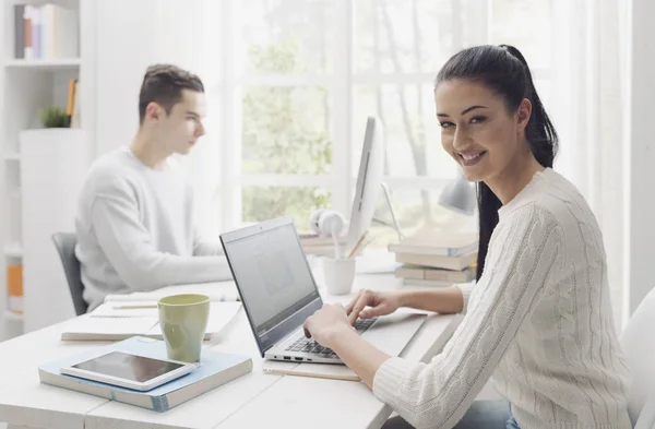 Estudante Feminina Confiante Sorrindo Digitando Com Laptop Outro Estudante Está — Fotografia de Stock