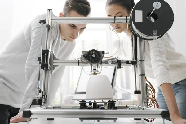 プロトタイプ 一緒に創造性と教育の概念を印刷している工学部の学生は大学実験室の革新的な プリンターを使用して — ストック写真
