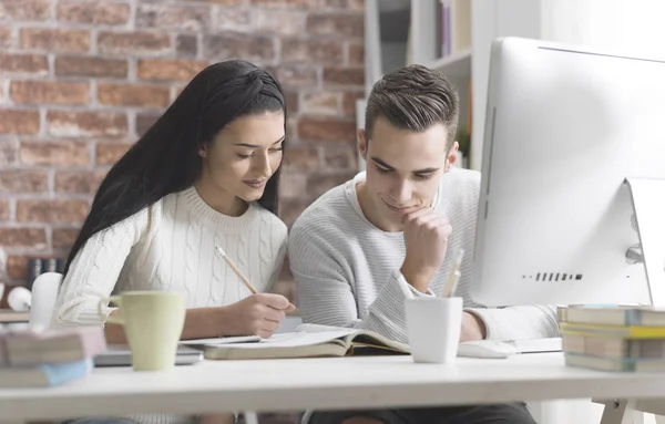 Giovani Studenti Accademici Biblioteca Studiano Insieme Leggono Libro — Foto Stock