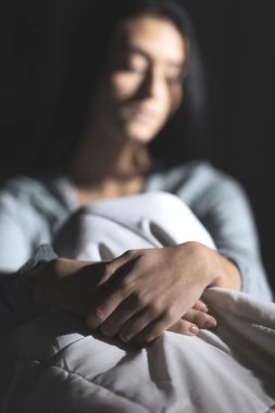Sad gece geç saatte yatakta yatan kadın depresif, uykusuzluk acı ve yorgun hissediyor
