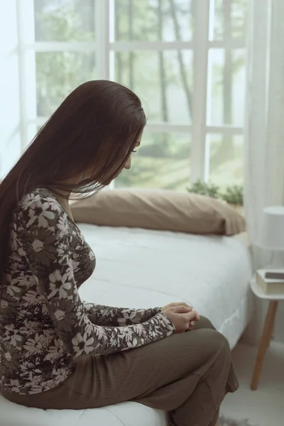 Сумна Самотня Жінка Сидить Ліжку Думає Депресія Концепція Стресу — стокове фото