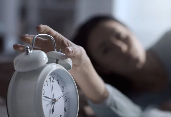 Vrouw Wakker Ochtend Haar Bed Het Uitschakelen Van Wekker — Stockfoto