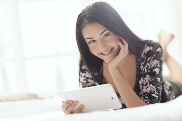 Young Happy Woman Relaxing Her Bed Home Connecting Her Digital — Stock Photo, Image