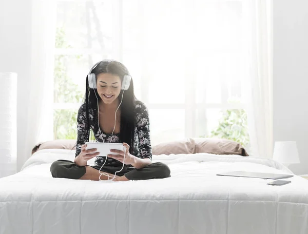 Fille Détendre Dans Chambre Elle Est Assise Sur Lit Regarder — Photo