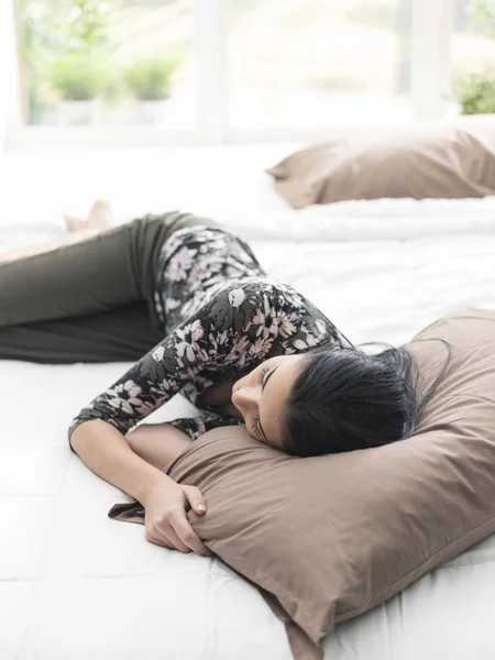 Joven Hermosa Mujer Acostada Cama Descansando Por Tarde Estilo Vida — Foto de Stock