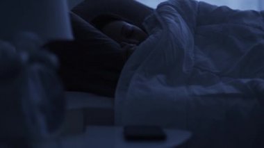 Sabah erkenden, bir kadın Zil telefonu alarmı uyanır ve durana