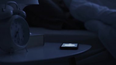 Tembel uykucu kadın telefonunu sabah ve döner alarmı içinde warly arama