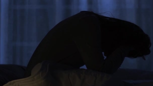 Mujer Enferma Inquieta Acostada Cama Por Noche Sufre Insomnio — Vídeo de stock