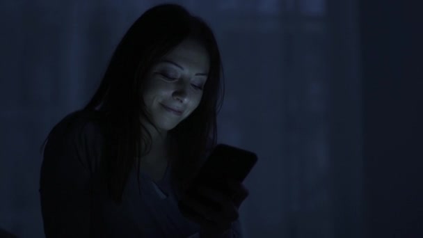 Donna Sdraiata Letto Tarda Notte Chatta Con Suo Smartphone Sta — Video Stock