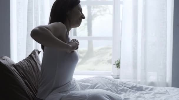 快乐的放松的女人醒来在她的床上 她伸展她的手臂和微笑 — 图库视频影像