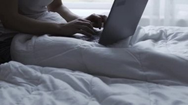 Mutlu kadın yatakta yatan ve online onu laptop kullanarak bağlanma