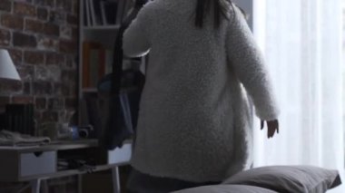 Yorgun genç kadın işten sonra eve geri almak o yorgun ve doğruca yatağa gider