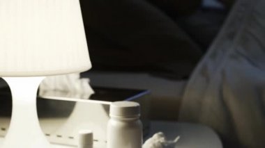 Geceleri, yatakta kötü bir grip ile yalan hasta bir kadın o öksürük ve burun üfleme