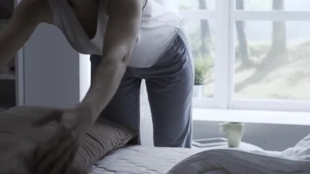 Mujer Ordenando Dormitorio Haciendo Cama Hogar Concepto Tareas — Vídeo de stock