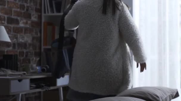 Уставшая Молодая Женщина Возвращается Домой После Работы Измотана Сразу Ложится — стоковое видео