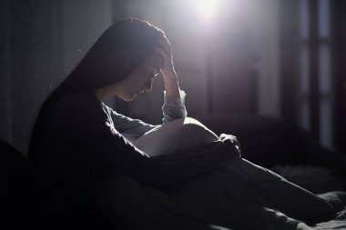Sad gece geç saatte yatakta yatan kadın depresif, uykusuzluk acı ve yorgun hissediyor
