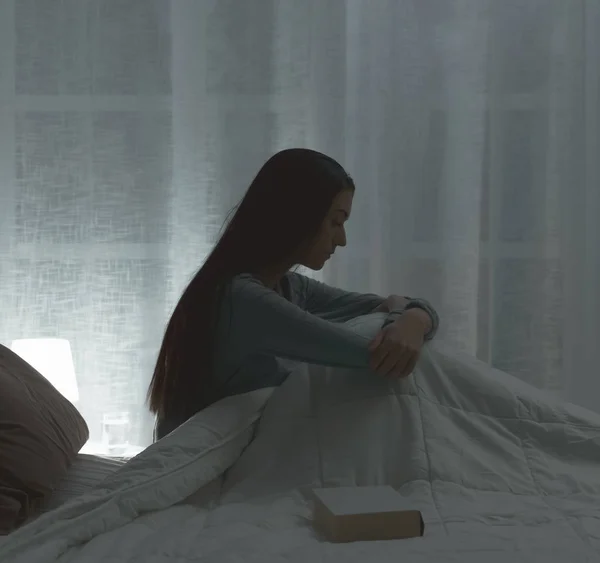 Wanita Depresi Yang Sedih Terbaring Tempat Tidur Larut Malam Dia — Stok Foto